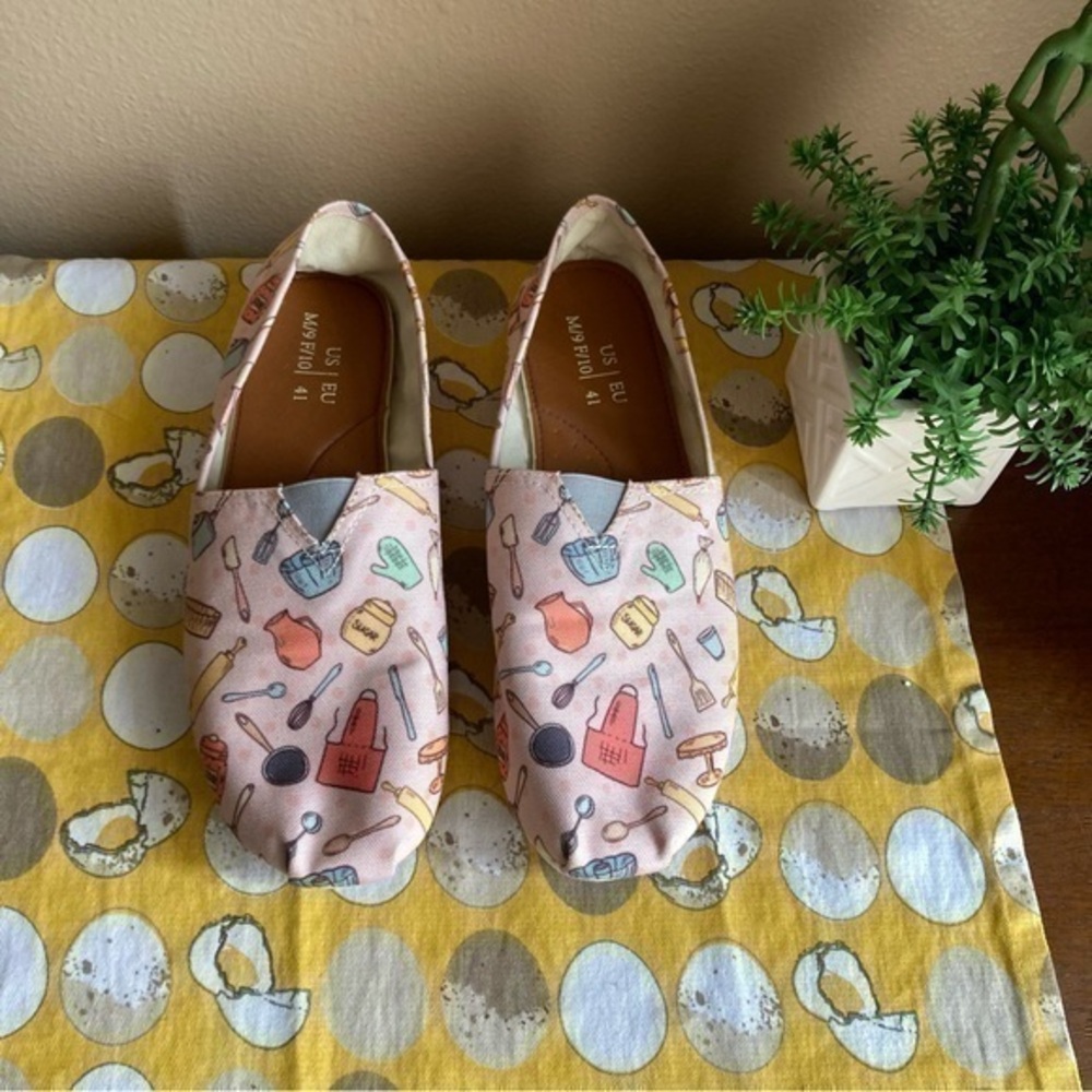 Light pink baking item patterned loafers size 10